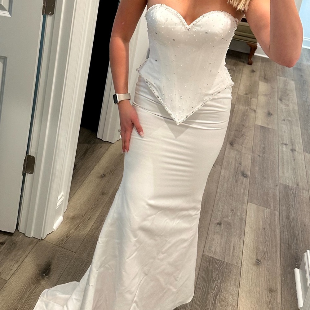Elegant Corset-Style Mermaid Gown with Beaded Detail